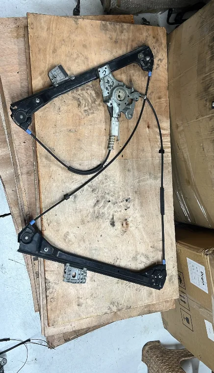 BMW 3 Serisi E46 Ön Sağ Cam Krikosu 51338229106 8204180 Orijinal Çıkma