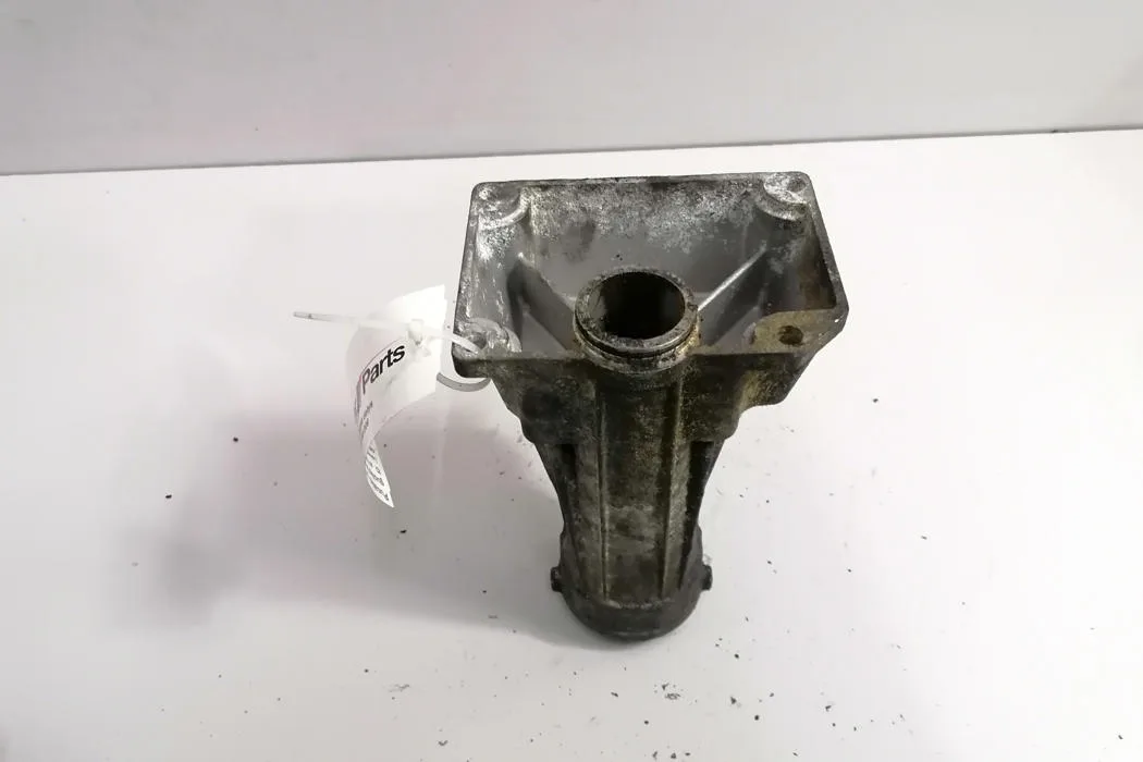 BMW Orijinal Çıkma X5 E70 - Bağlantı Parçası Motor Kulağı 6105424