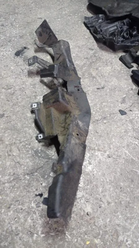 BMW Orijinal Çıkma E70 E71 E72 - Çamurluk Davlumbaz Tutucu Alt 51757160240