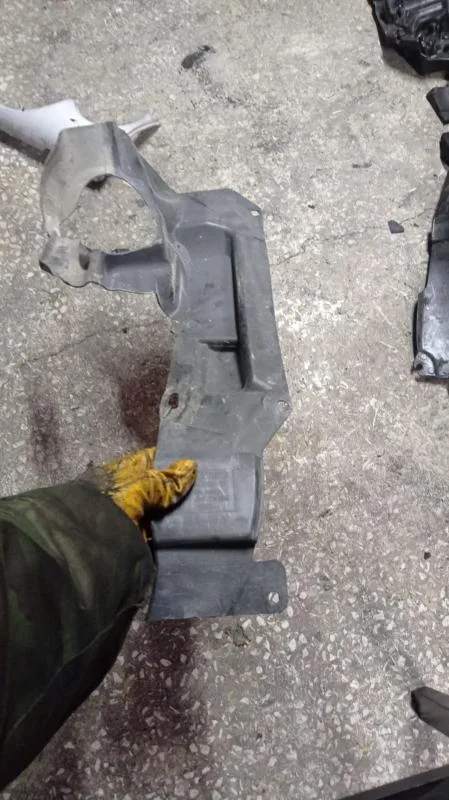BMW Orijinal Çıkma E81 E87 E90 E91 - Motor Muhafaza Sağ 17111740698
