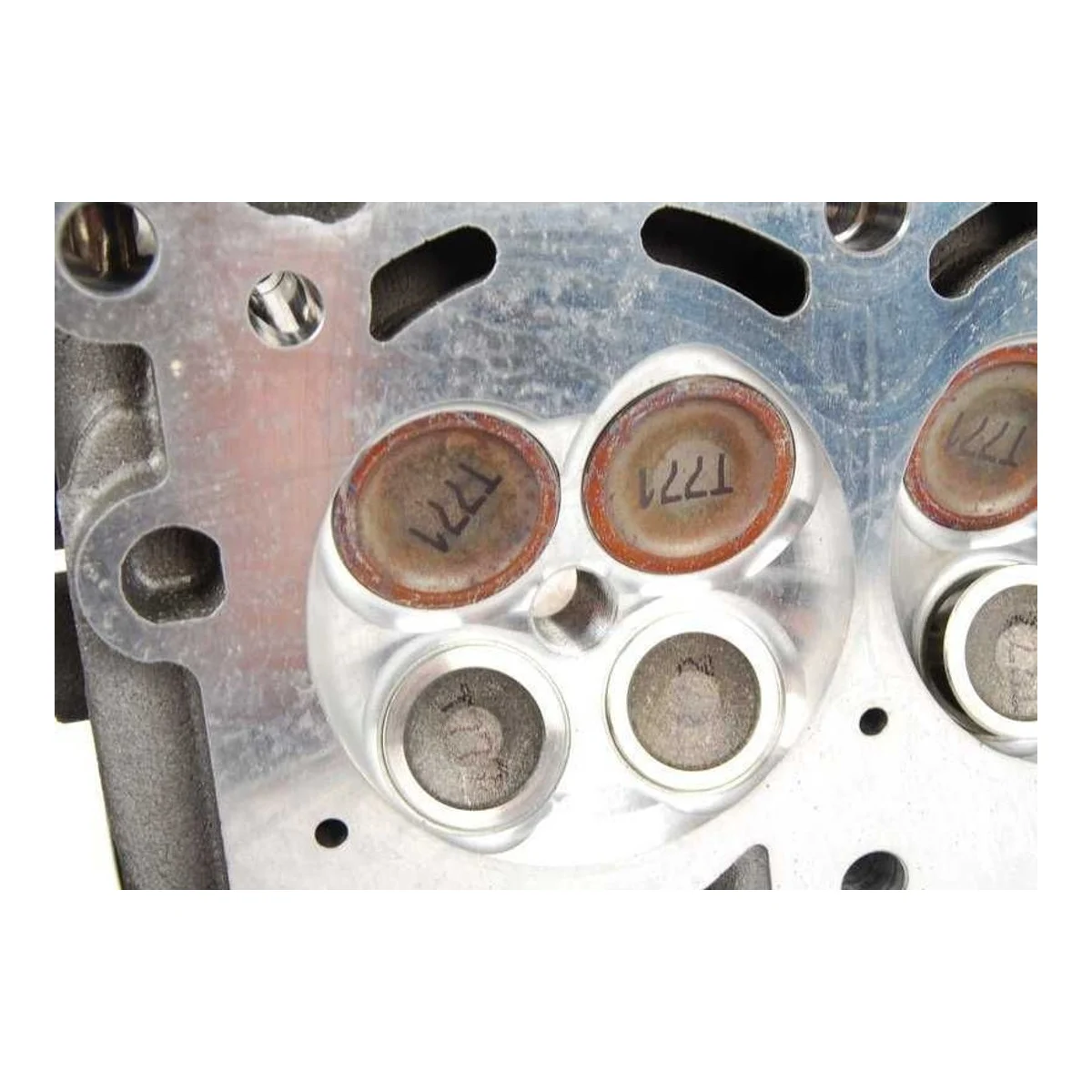 BMW E60 E61 E63 E64… Supap Mekanizmalı Silindir Kapağı 11127591617