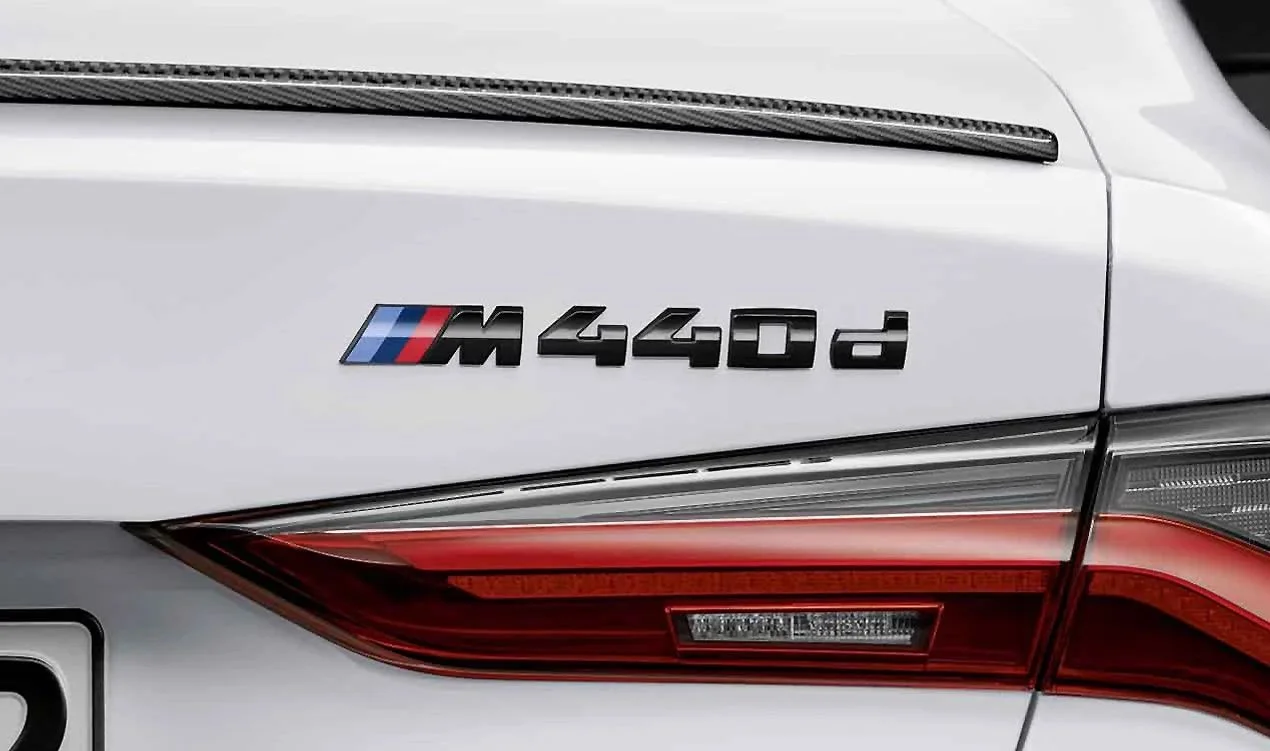 BMW 4 Serisi G22 G23 Parlak Siyah Arka Performans Arması 51142472851