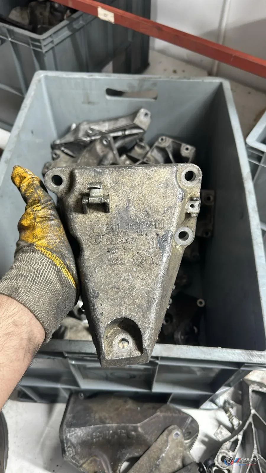 BMW Orijinal Çıkma X3 E83 - N52 Sol Motor Kulağı Braketi 22113415179