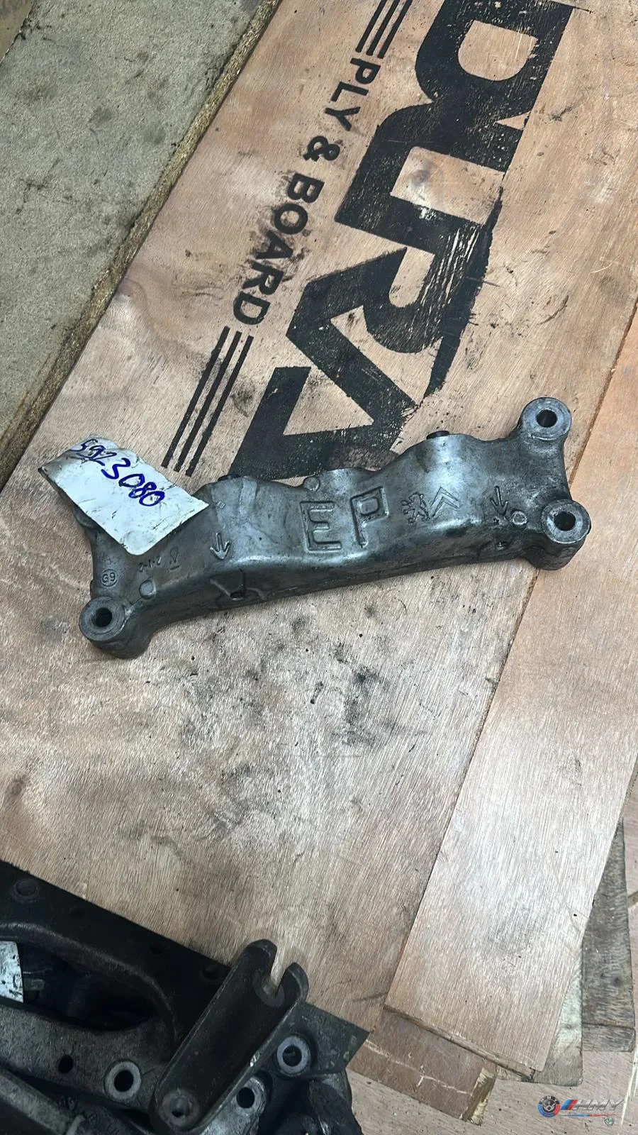 BMW Orijinal Çıkma Şanzıman Destek Braketi 5923080