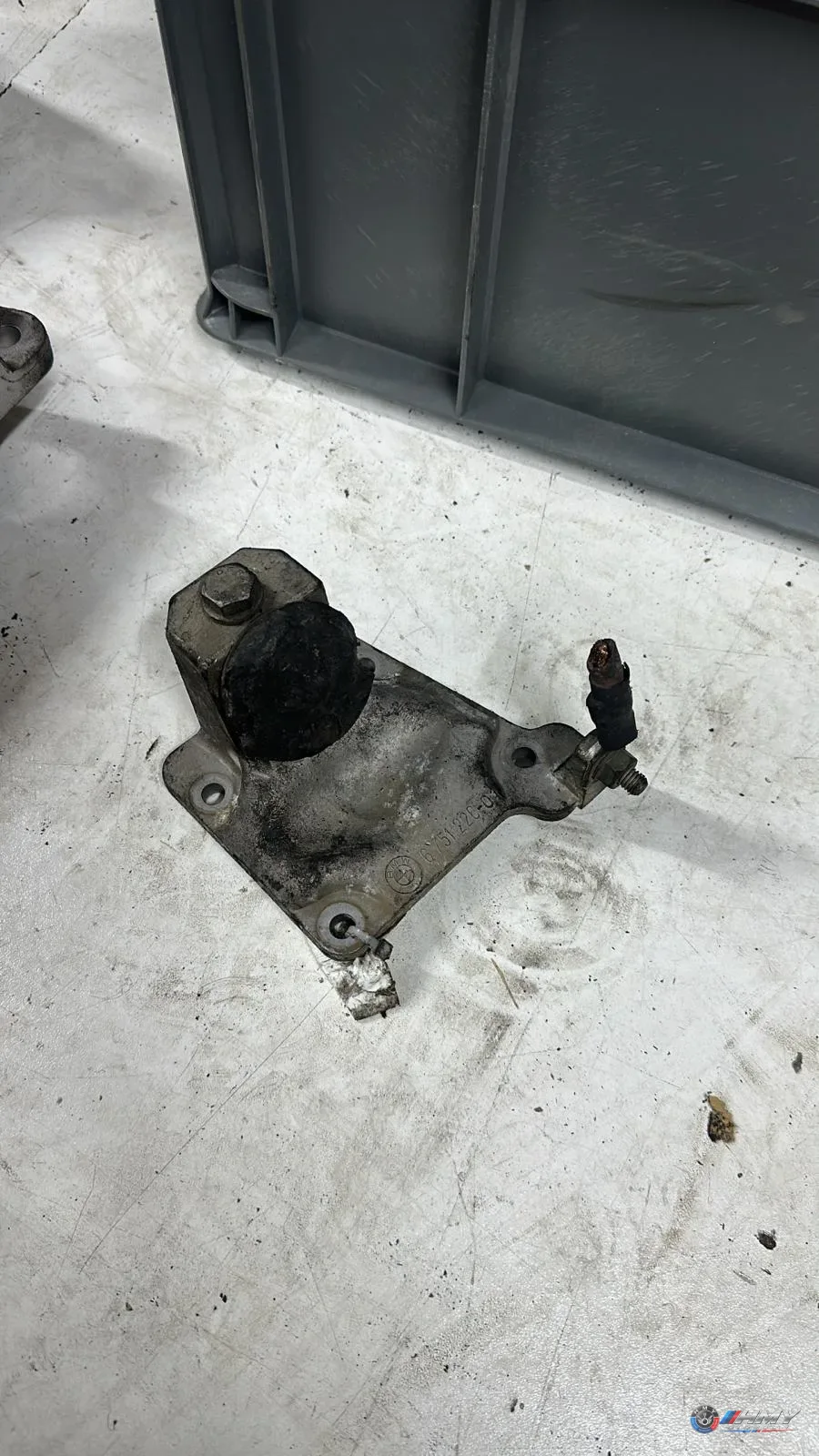 BMW 5 Serisi E39 Bağlantı Parçası/Motor Kulağı Sağ 22116751226 Orijinal Çıkma
