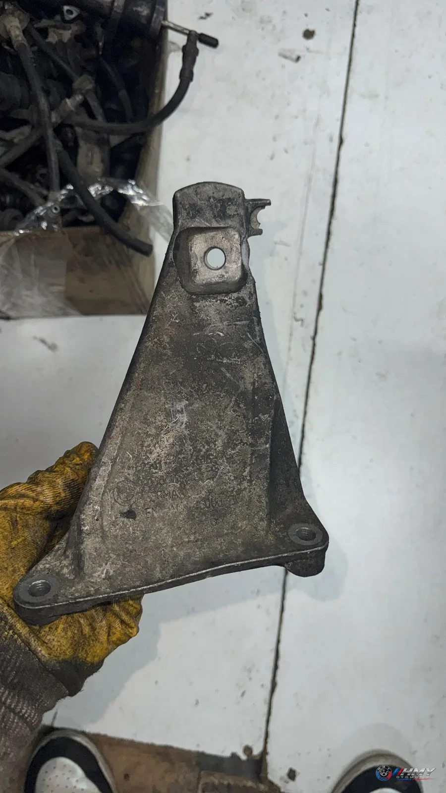 BMW Orijinal Çıkma 7 Serisi E65 E66 - N62 Sağ Motor Kulağı Braketi 22116754616
