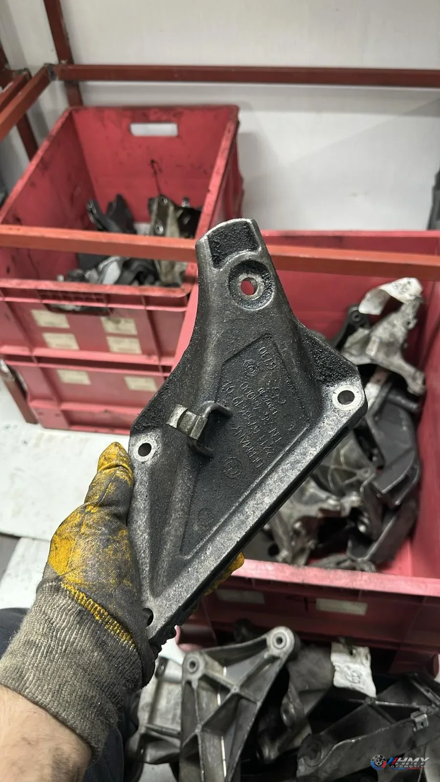 BMW Orijinal Çıkma 7 Serisi E65 - M57 Sol Hidrolik Direksiyon Pompası Braketi 22116758419