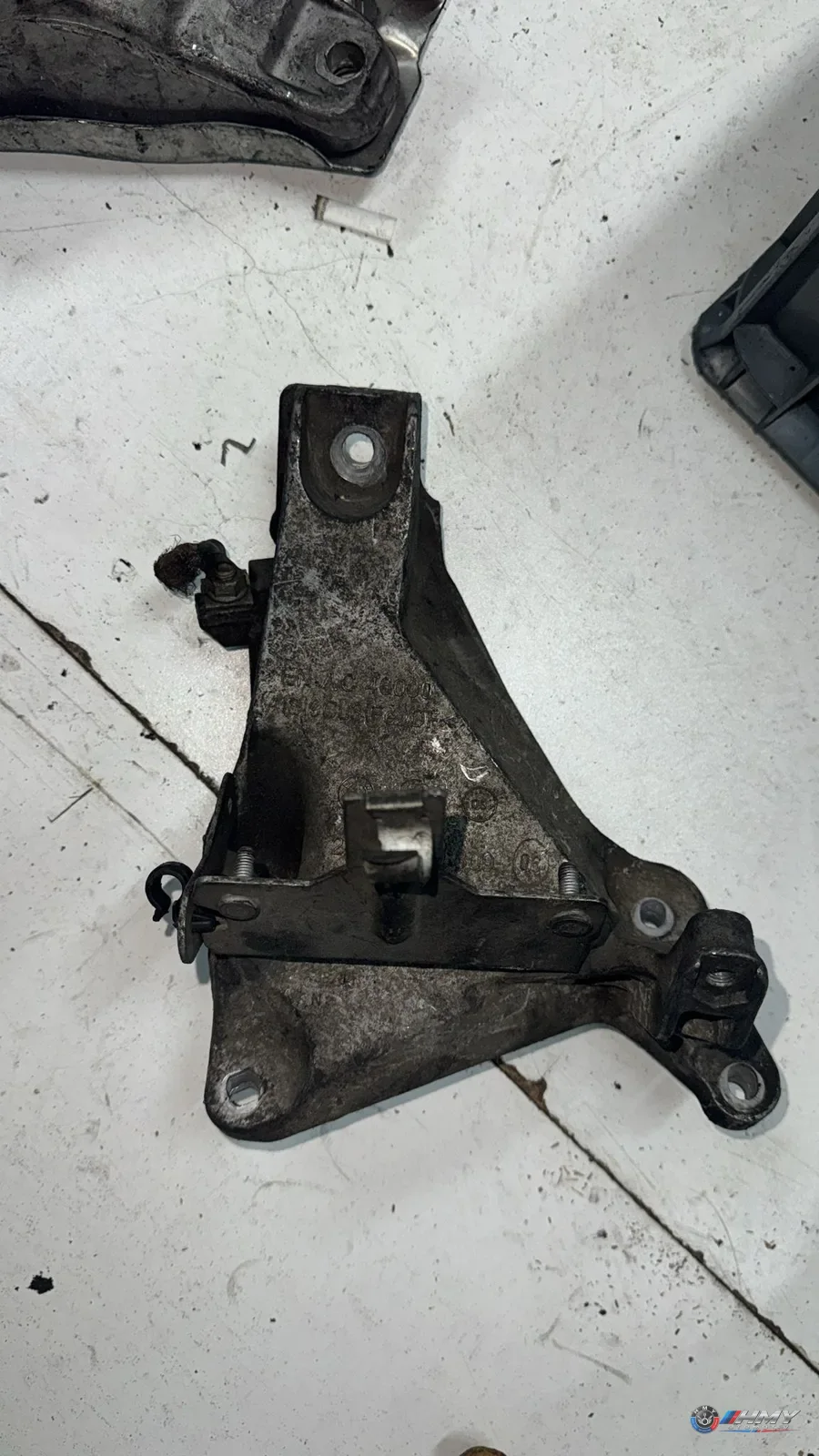 BMW Orijinal Çıkma E87 E90 E91 - Bağlantı Parçası/Motor Kulağı 22116760309