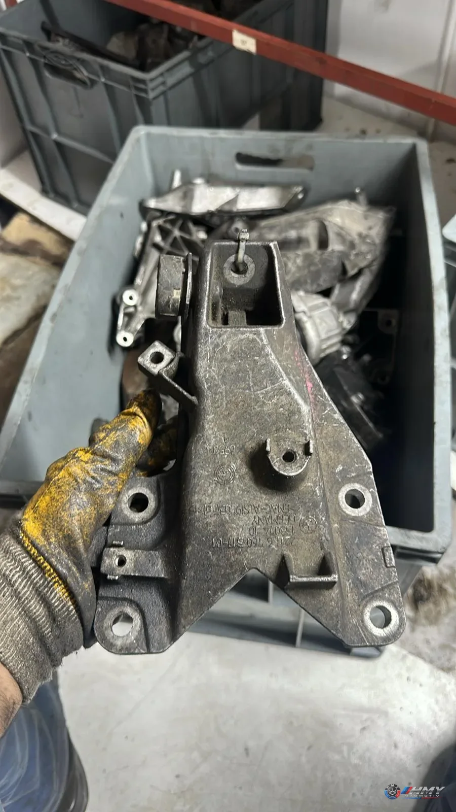 BMW Orijinal Çıkma E81 E82 E87 E88 E89 E90 - N51 N52 N53 Motor Kulağı Braketi 22116779370
