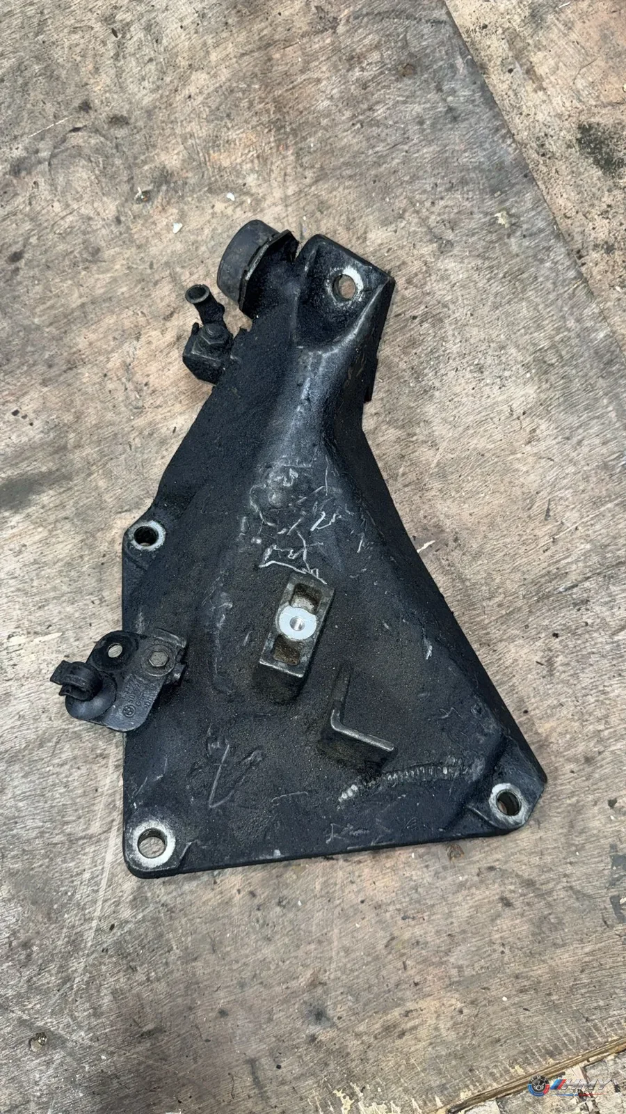 BMW Orijinal Çıkma Hidrolik Direksiyon Pompası Braketi 6760611