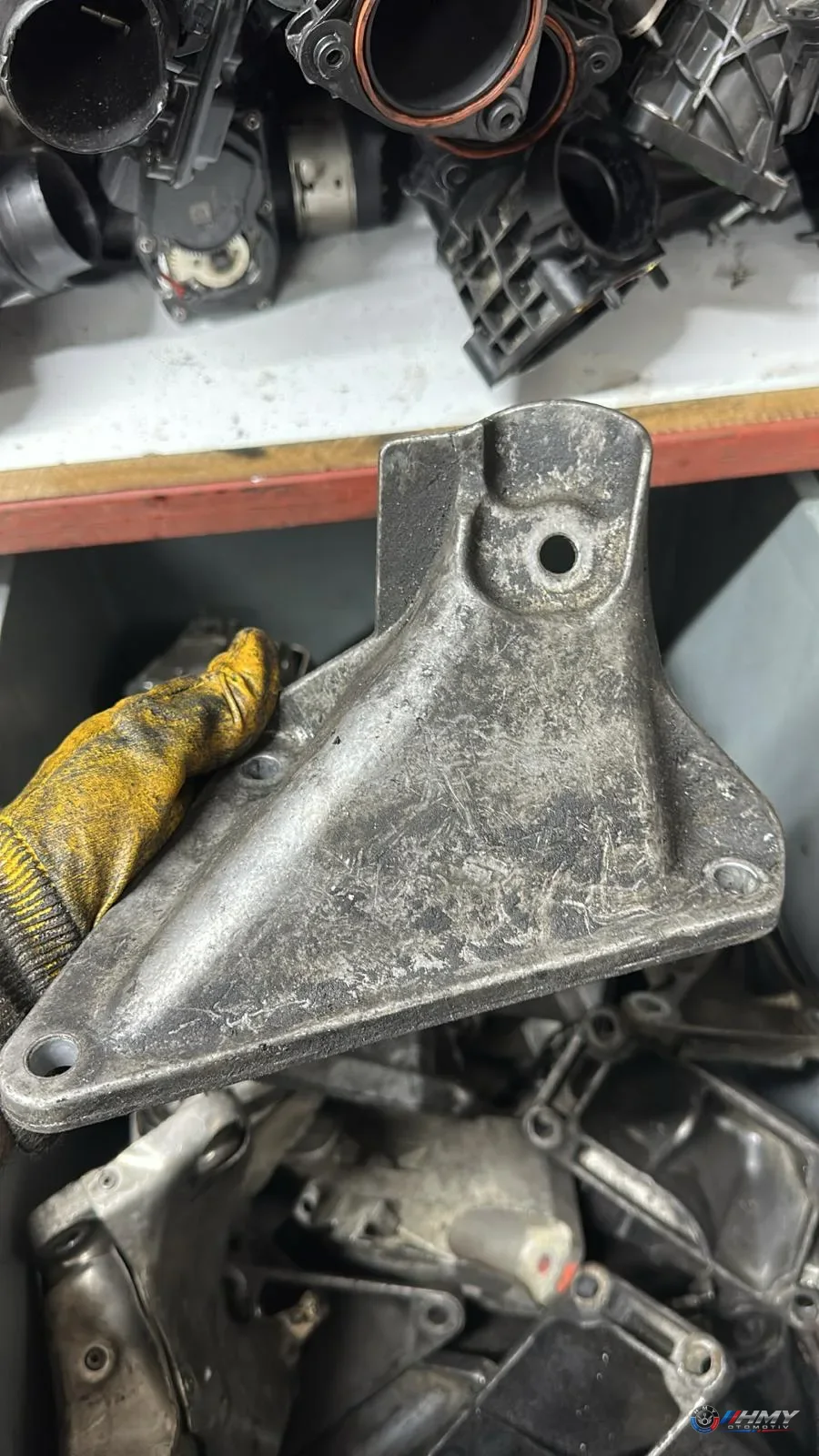 BMW Orijinal Çıkma 5 Serisi E60 E61 - Sol M57N Motor Kulağı 22116761149
