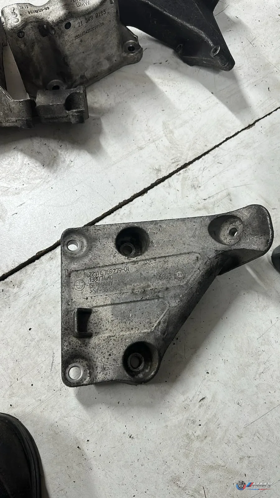 BMW Orijinal Çıkma 5 Serisi E60 E61 - N52 N53 N54 Sol Şanzıman Destek Braketi 22116769279