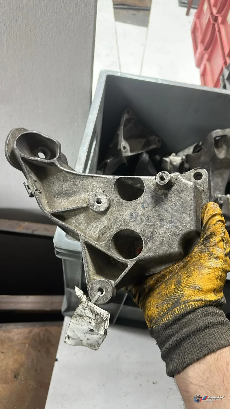 BMW Orijinal Çıkma 5 Serisi E60 E61 - Bağlantı Parçası/Motor Kulağı 22116774181