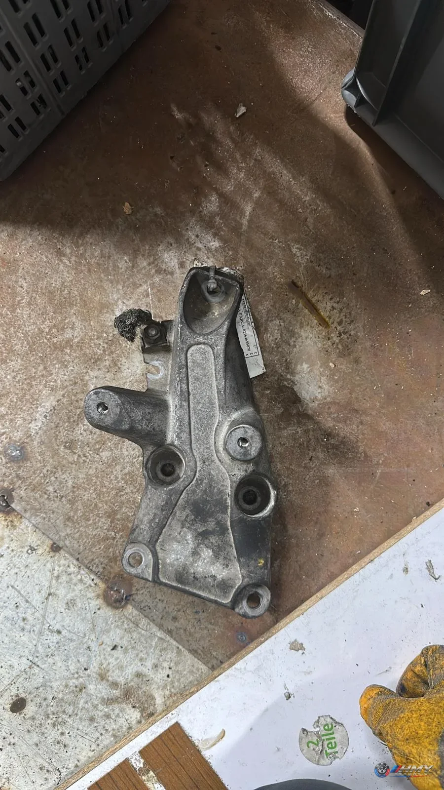 BMW Orijinal Çıkma E81 E82 E87 E88 E90 E91 - N43 Sol Motor Kulağı Braketi 22116776529