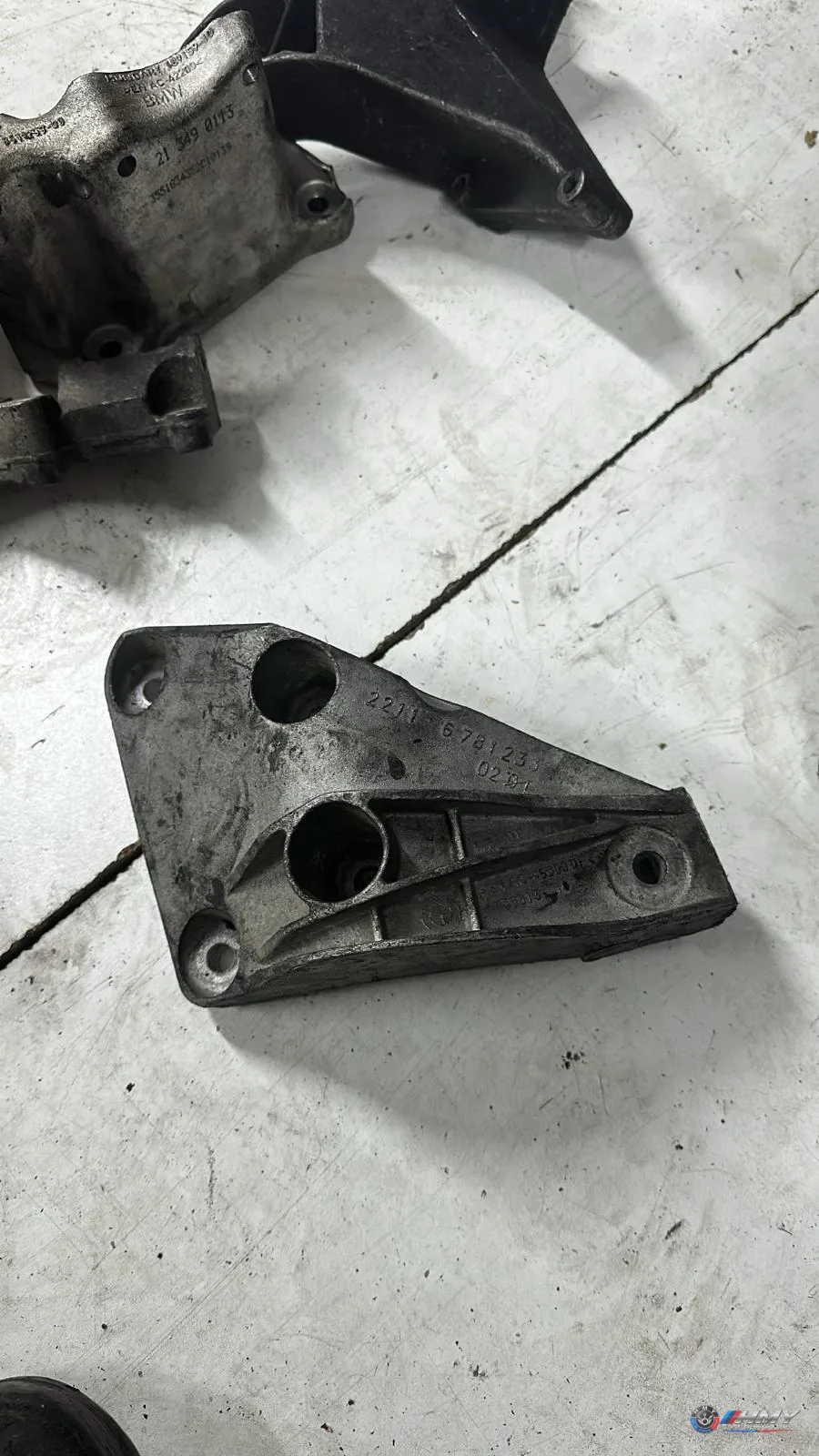 BMW Orijinal Çıkma 5 Serisi F07 F10 F11 F18 - N20 Sol Motor Kulağı Braketi 22116781233