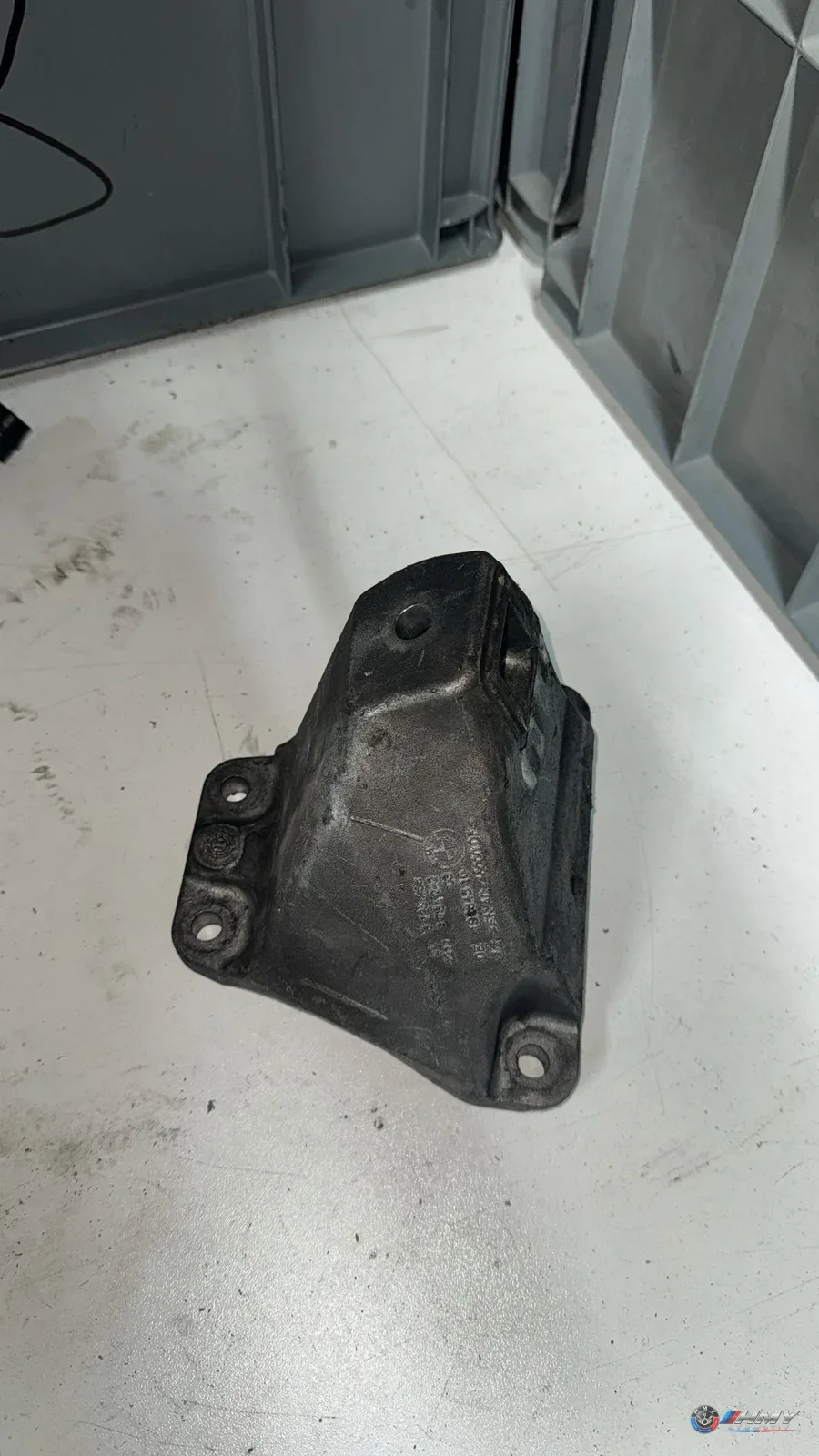 BMW Orijinal Çıkma 5 Serisi F07 F10 F11 - Bağlantı Parçası/Motor Kulağı 22116795958