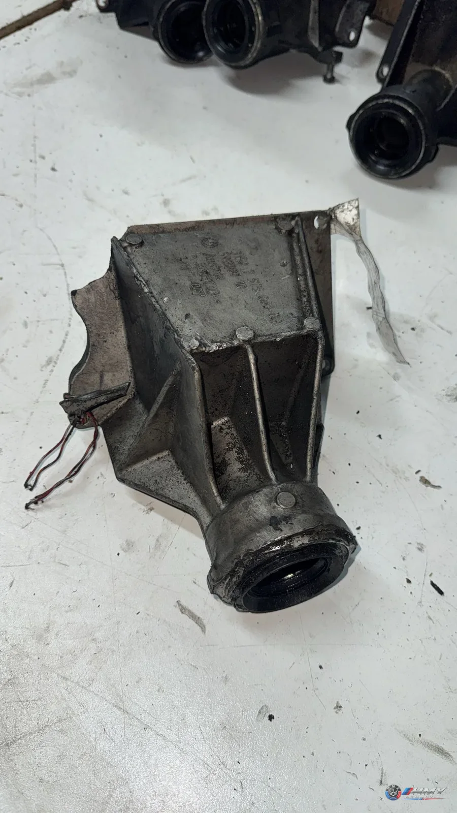 BMW Orijinal Çıkma E84 E90 E92 - N47 Bağlantı Parçası Motor Kulağı 31507575061