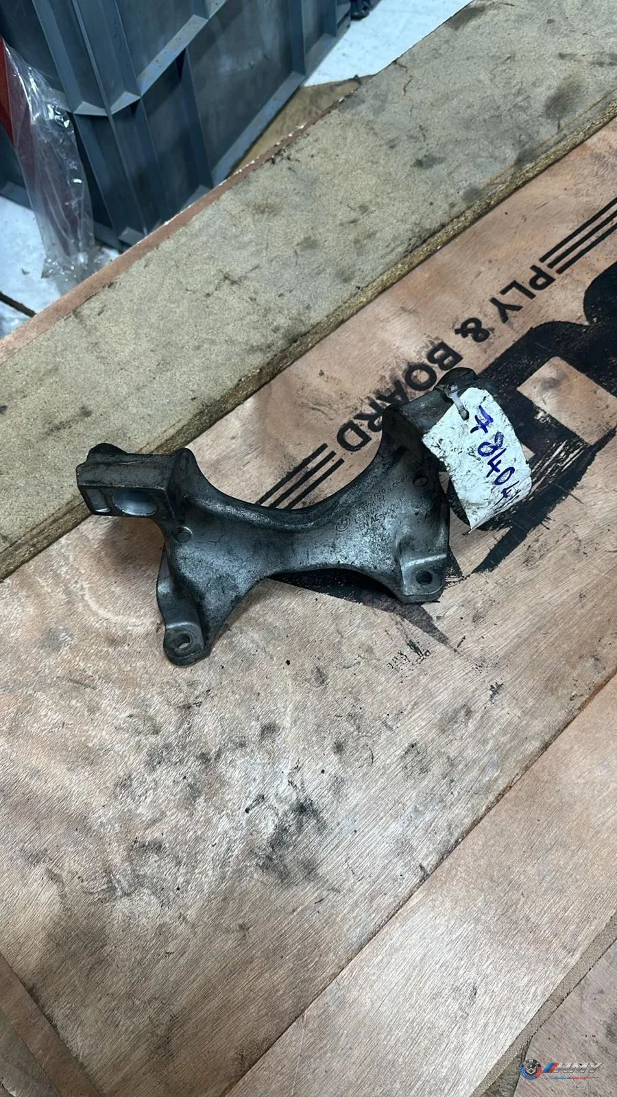 BMW Orijinal Çıkma 3 Serisi E90 E92 E93 - S65 Hidrolik Direksiyon Pompası Braketi 22317840415