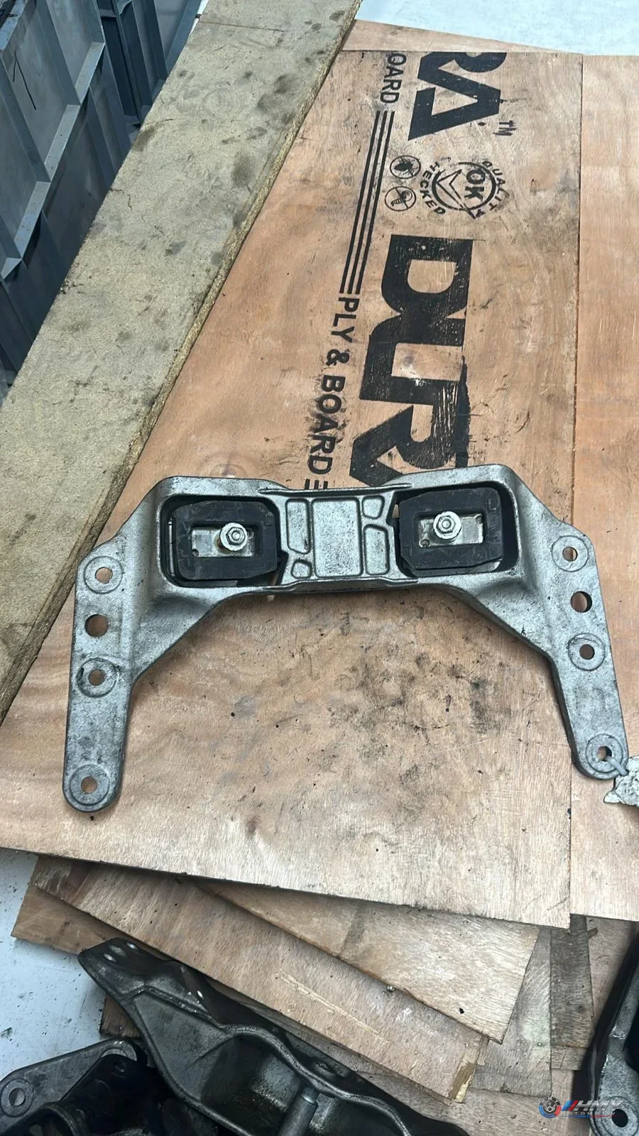 BMW Orijinal Çıkma 6 Serisi E63 E64 - S85 Motor Kulağı Braketi 51757898305