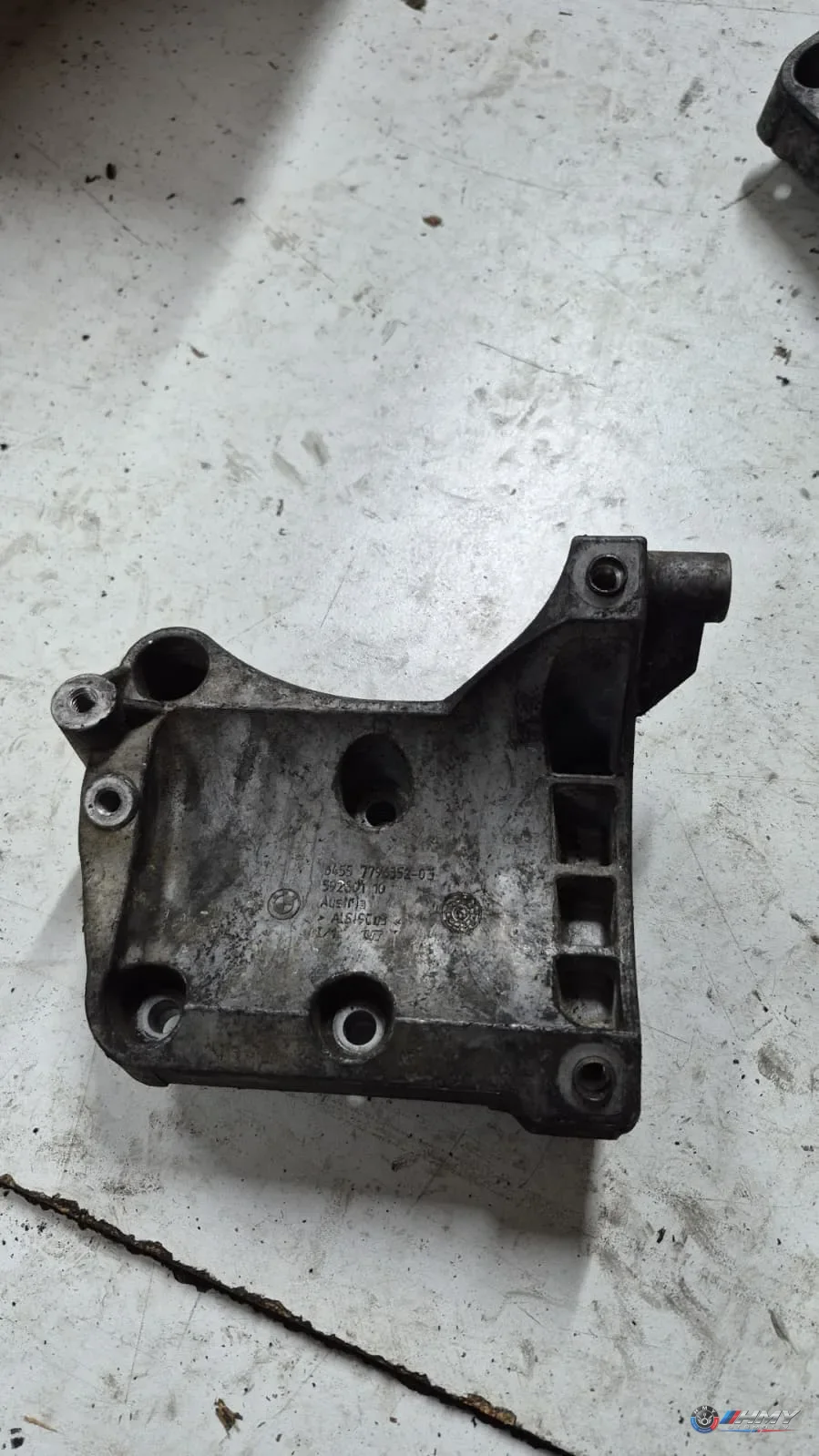 BMW E63 E64 E83 E90… Bağlantı Parçası/Motor Kulağı LCI 64557796352 Orijinal Çıkma