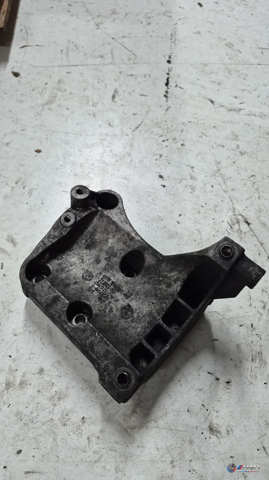 BMW Orijinal Çıkma E63 E64 E83 E90 E91 E92 - Bağlantı Parçası/Motor Kulağı LCI LCI X3 LCI 64557796352
