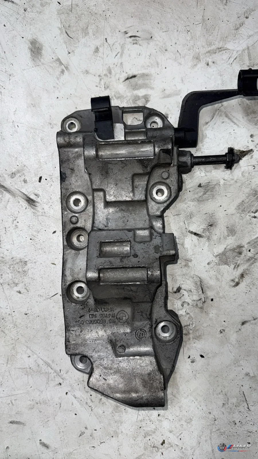 BMW Orijinal Çıkma E84 F01 F07 F10 F11 F12 - Bağlantı Parçası/Motor Kulağı X1 X3 11168506863